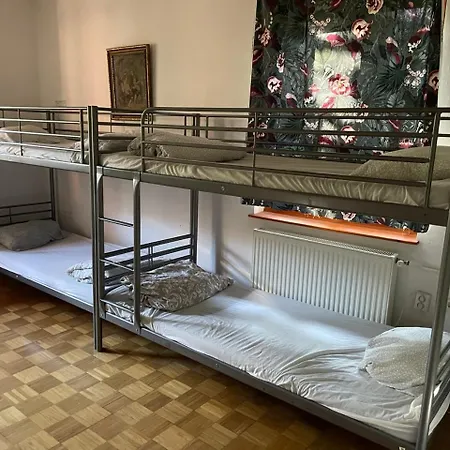 Hostel Balazs - In A Area, With Our Own Garden - Next To Metro 4 Station