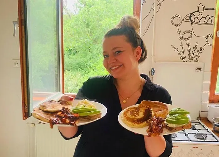 Balazs - In A Area, With Our Own Garden - Next To Metro 4 Station Hostel *