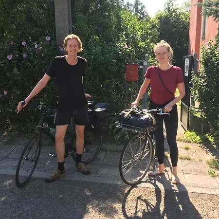 Balazs - In A Area, With Our Own Garden - Next To Metro 4 Station Budapeste