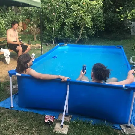 Balazs - In A Area, With Our Own Garden - Next To Metro 4 Station Auberge de jeunesse