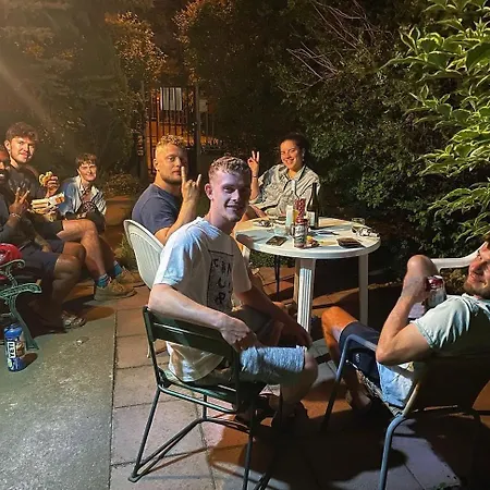 Balazs - In A Area, With Our Own Garden - Next To Metro 4 Station Auberge de jeunesse Budapest