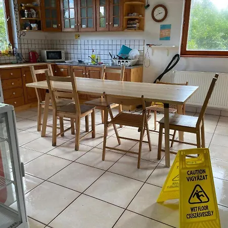 Albergue Balazs - In A Area, With Our Own Garden - Next To Metro 4 Station Budapeste