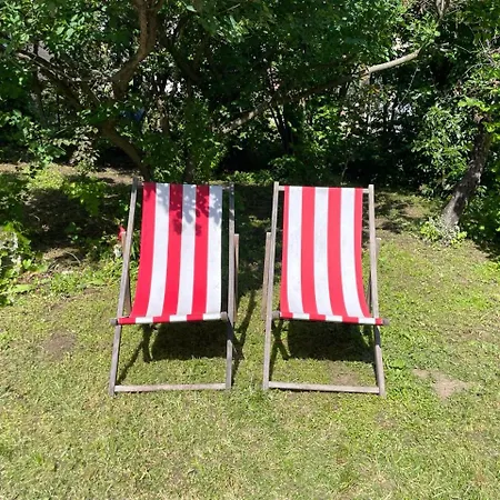 Albergue Balazs - In A Area, With Our Own Garden - Next To Metro 4 Station *