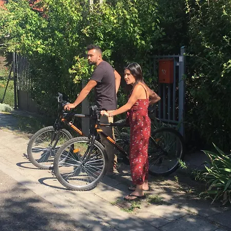 Balazs - In A Area, With Our Own Garden - Next To Metro 4 Station Auberge de jeunesse